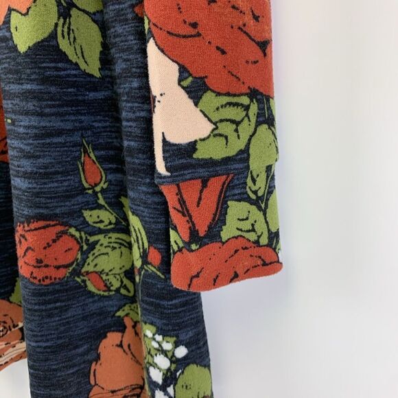 LuLaRoe Elizabeth Sweater V-Neck Long Sleeves Round Hem Tunic Roses Soft Small - Picture 6 of 10